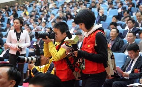 “中信白金卡有什么利益，客户申请需要满足什么条件”